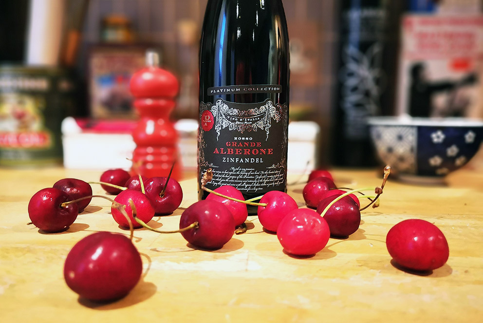 Rượu Vang Đỏ Grande Alberone Zinfandel có màu đỏ đậm đẹp mắt. Hiện lên như một bó hoa có đầy đủ hương thơm của dâu tây
